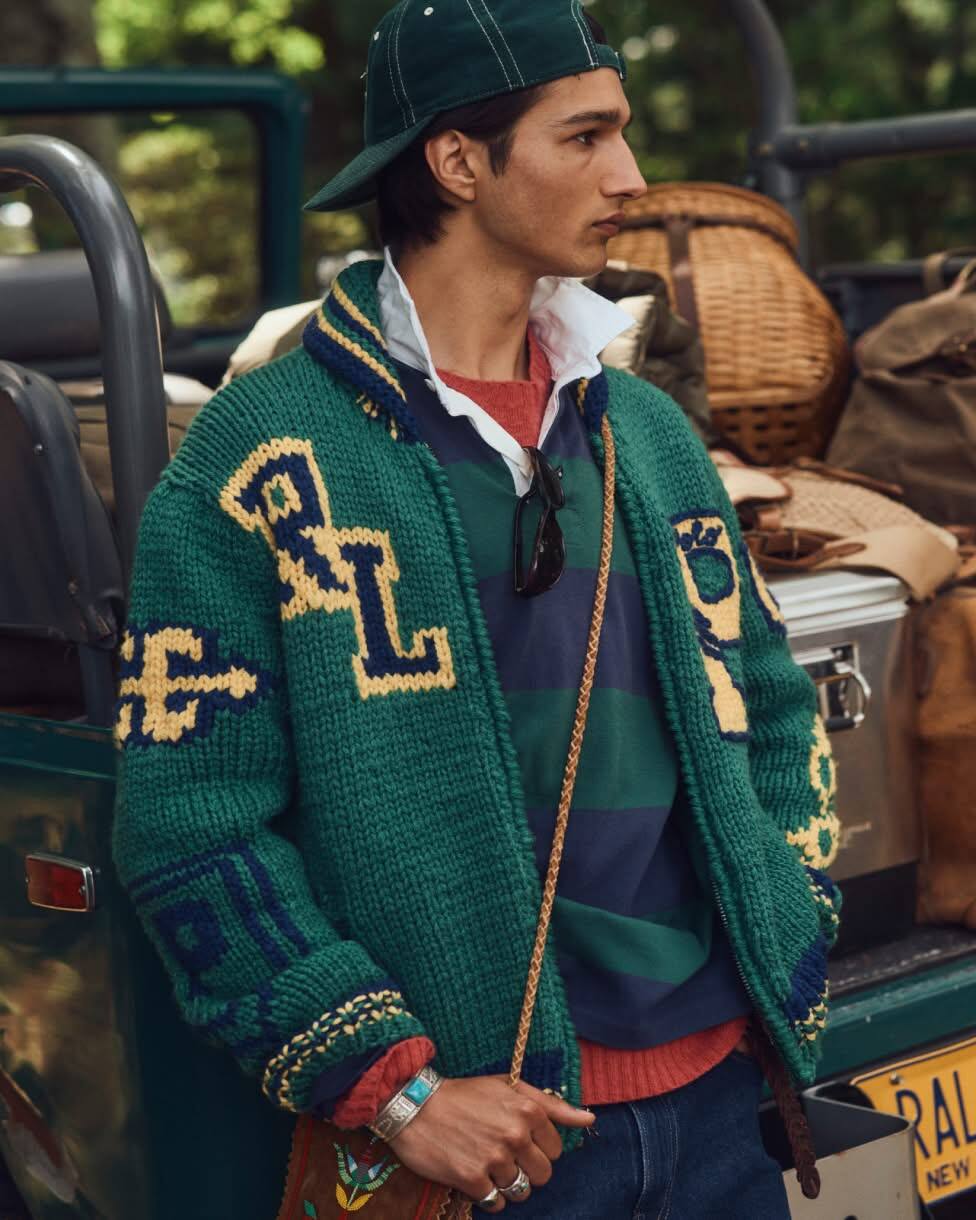 Wollpullover im Collegestil