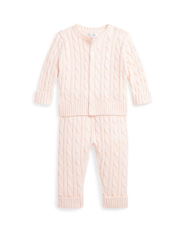Strickjacke und Hose mit Zopfmuster