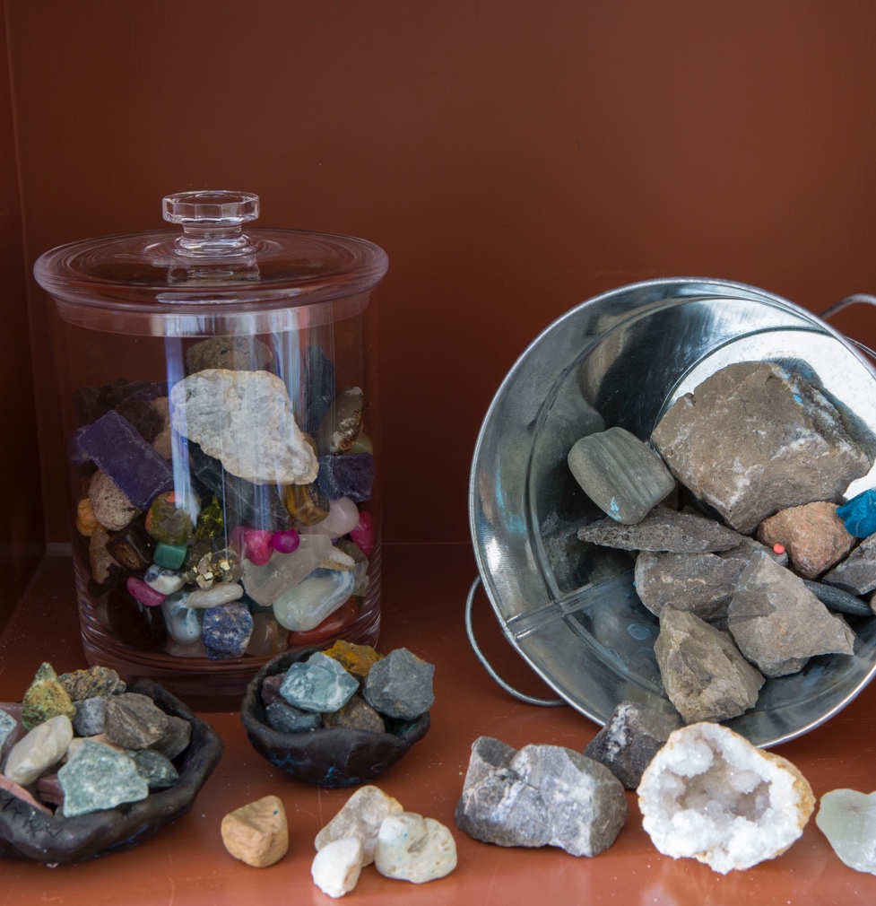 Eine Sammlung aus Steinen und rundgeschliffenen Glasscherben, gefunden in der freien Natur
